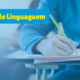Estudante com lápis na mão, focado na leitura do post sobre Figuras de Linguagem