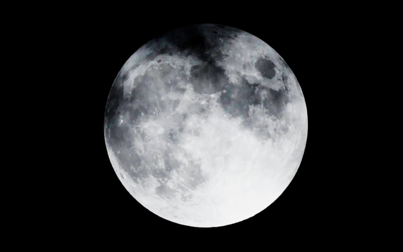 Imagem que ilustra a lua cheia brilhando no céu escuro