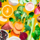 Imagem ilustrando frutas e verduras ricos em vitaminas