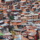 Representação da cultura com uma bela foto da comunidade da favela tirada de cima