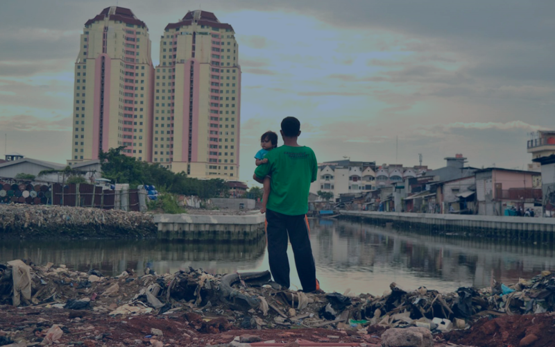 Imagem ilustrando a segregação urbana, onde há um pai com seu filho dentro de uma "favela" olhando para a grande cidade. Represetando a diferença da grande cidade com a favela.