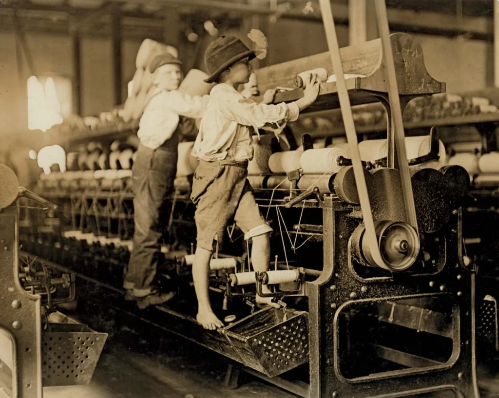 Revolução industrial: Criaças trabalhando nos maquinarios